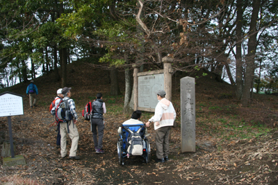 丸塚古墳の前で説明を読んでいる写真