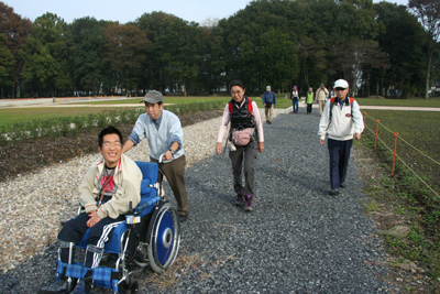 国分寺跡付近を歩いている写真