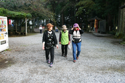 神社から出てくるＴさんとその友だちのＵさんとＮさんの写真