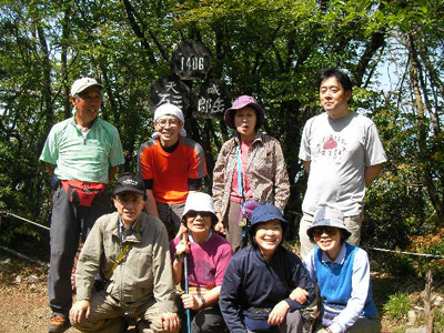 万三郎岳の山頂での集合写真