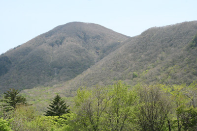 登山口から見た赤城山の最高峰、黒檜山の写真