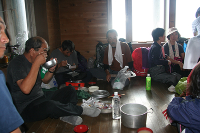 避難小屋でラーメンを作ってくれた船形山のブナを守る会のみなさんの写真