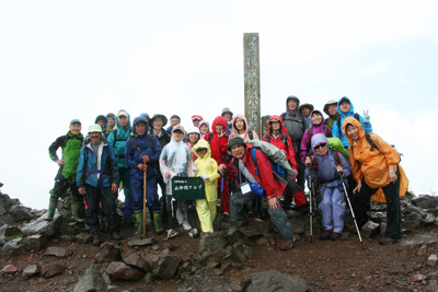 雨の中で撮った船形山山頂での集合写真