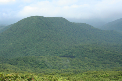 前船形山と鏡ヶ池の写真