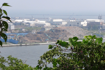 川口町地区に積まれた瓦礫の写真