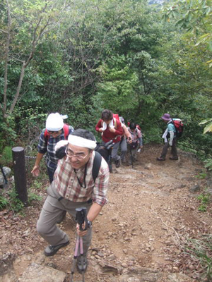 天覧山に向けて登っている写真