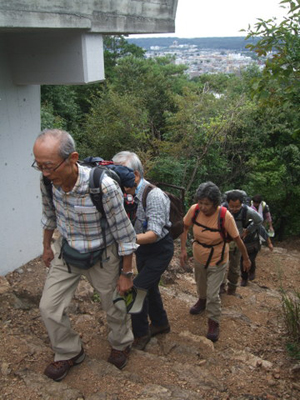 天覧山展望台の下を登ってくるメンバーの写真