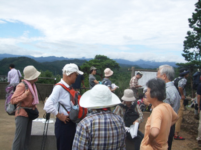 天覧山の山頂でみんなが集まっている写真