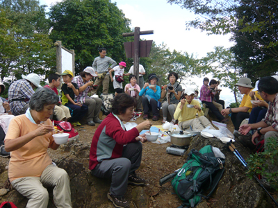 多峰主山で作ったいも煮をみんなで食べている写真