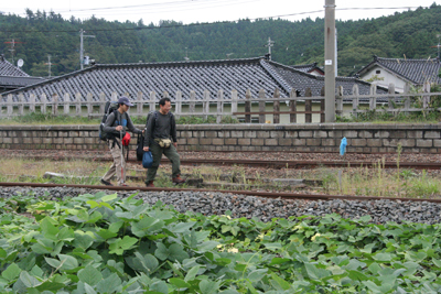 吹浦駅近くの線路を歩いている写真