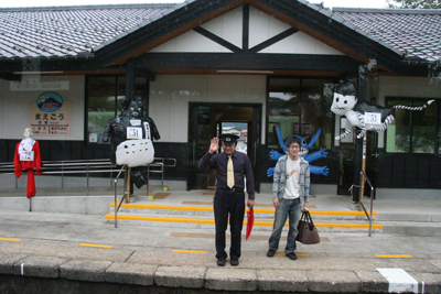 前郷駅で手を振る車掌さんとお客さん？の写真