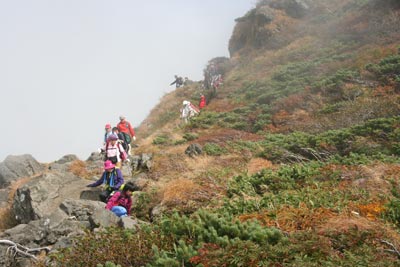 外輪山への分岐を過ぎて下っている写真