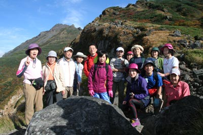 七五三掛で撮影した鳥海山山頂を背にした集合写真