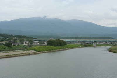 吹浦の月光川と鳥海山の写真