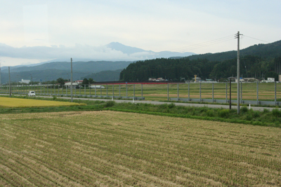 由利高原鉄道の電車の中から見た鳥海山の写真