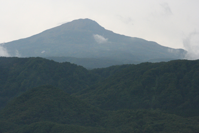 鳥海荘から見た鳥海山の写真