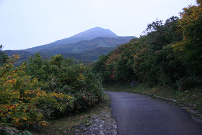 祓川の登山口から見た鳥海山の写真