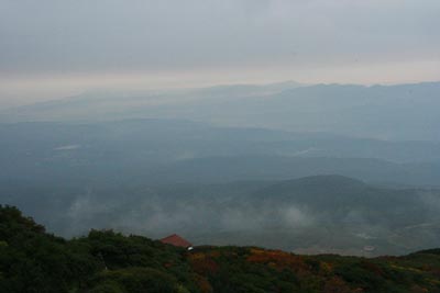 七ツ釜避難小屋と北部の山々の写真