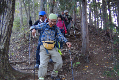 高柄山からの急なところを下っている写真