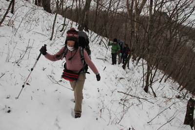 八丁峠から枡形山に向けて雪の山腹をトラバースしている写真