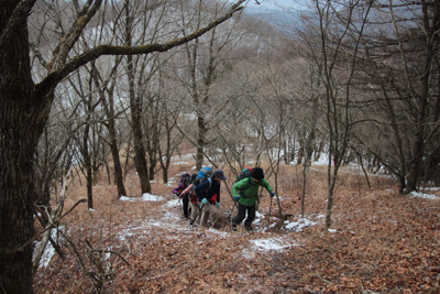 枡形山に向けて登っている写真