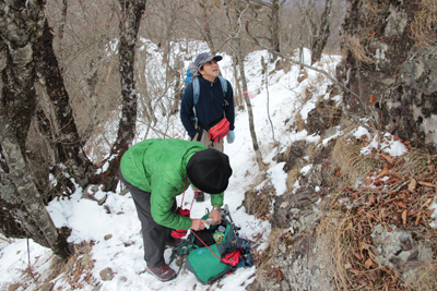 枡形山山頂の岩の下で下りてくるのを待っている写真