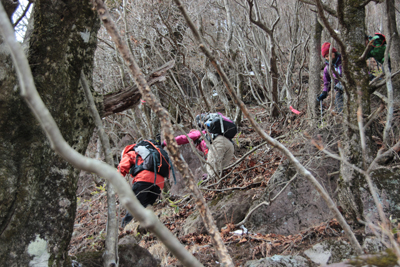 曲岳山頂から急斜面を下っている写真