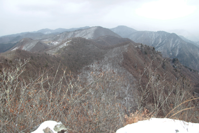 枡形山山頂から見た奥秩父の山々に津ならなる尾根の写真