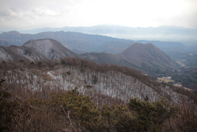 曲岳直下の展望台から見た富士山方面の写真