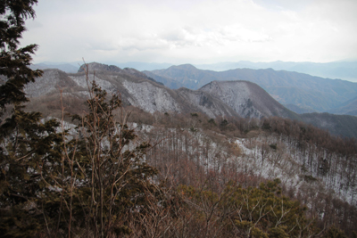 曲岳山頂直下の展望台から見た黒富士方面の写真