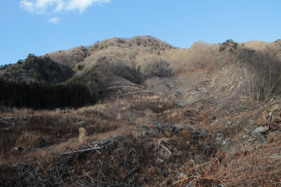 登りで見た崩壊地の上に青空が広がっている写真