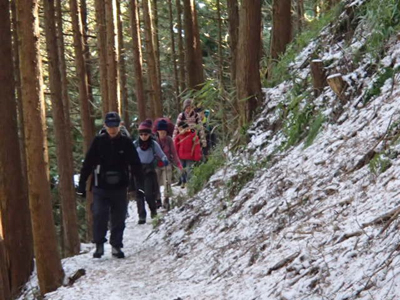 竹寺から関東ふれあいの道を歩いている写真