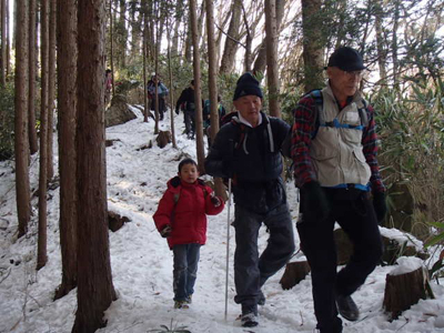 雪の残る道を元気に歩いている写真