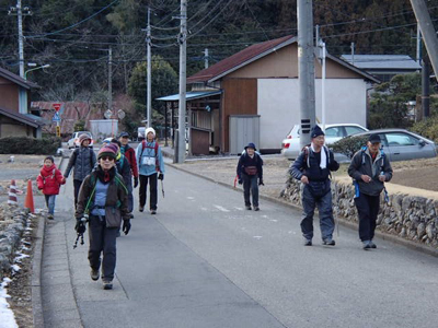 車道に出て、西吾野を目指して歩いている写真