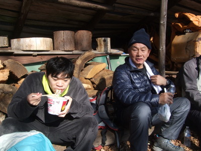 カップラーメンをおいしそうに食べているＩさんの写真