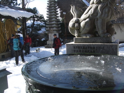 壺の中の水に厚い氷が張っている写真