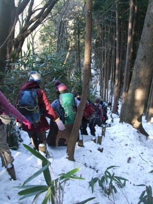 雪の付いた急な階段を下っている写真