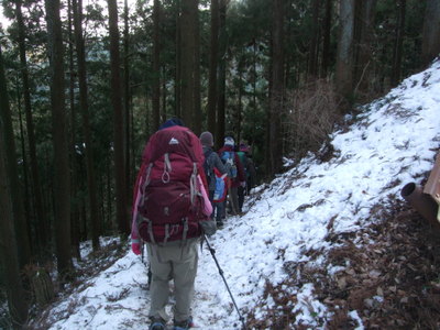 再び山道を下って西吾野を目指している写真