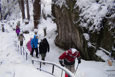 山寺の雪の階段を登っている写真