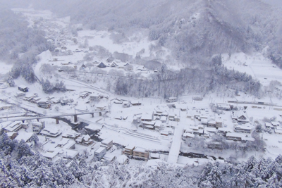 五大堂から見た山寺駅周辺の写真