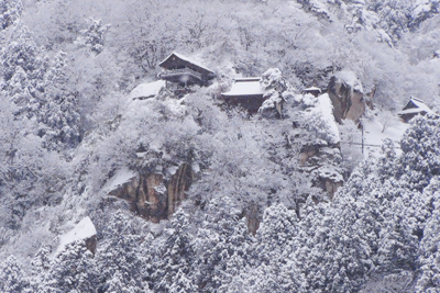 山寺芭蕉記念館方面から見た五大堂などの写真