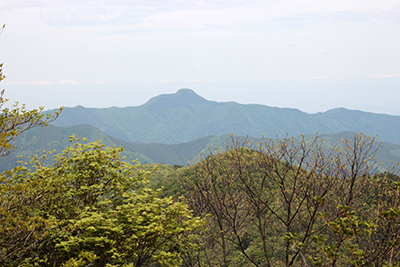 見はらし小屋から見た大岳山の写真