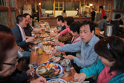 ２日目の夜のバーベキューを食べている写真