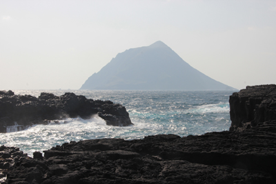 南原千畳岩海岸から見た八丈小島の写真