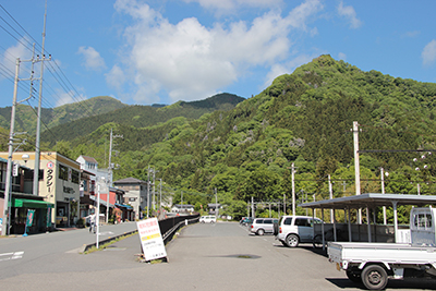 三峰口駅から見た秩父御岳山方面の写真