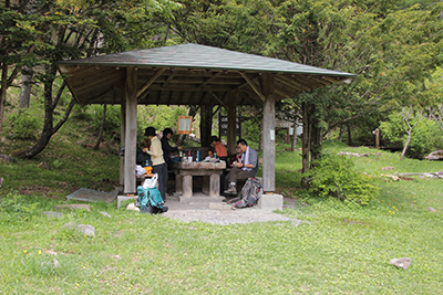 広小場の東屋で昼食中の写真