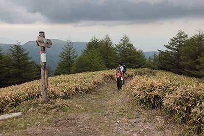 茶臼山山頂に到着したＯさんとＴさんの写真