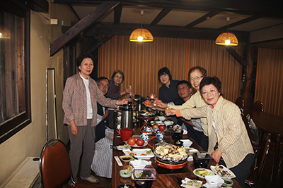 夕食に付いていたワインで乾杯している写真