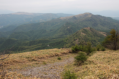 茶臼山から見た三峰山と霧ヶ峰方面の写真