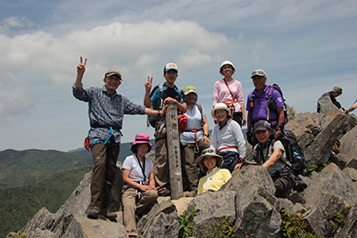 乾徳山山頂での集合写真